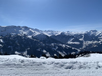 Montagnes enneigées environnantes